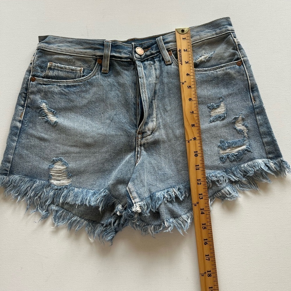 NWT BLANKNYC High -Rise Distressed Denim Light Wash Shorts Size‎ 28 🔥🔥 (B2) - Picture 2 of 10